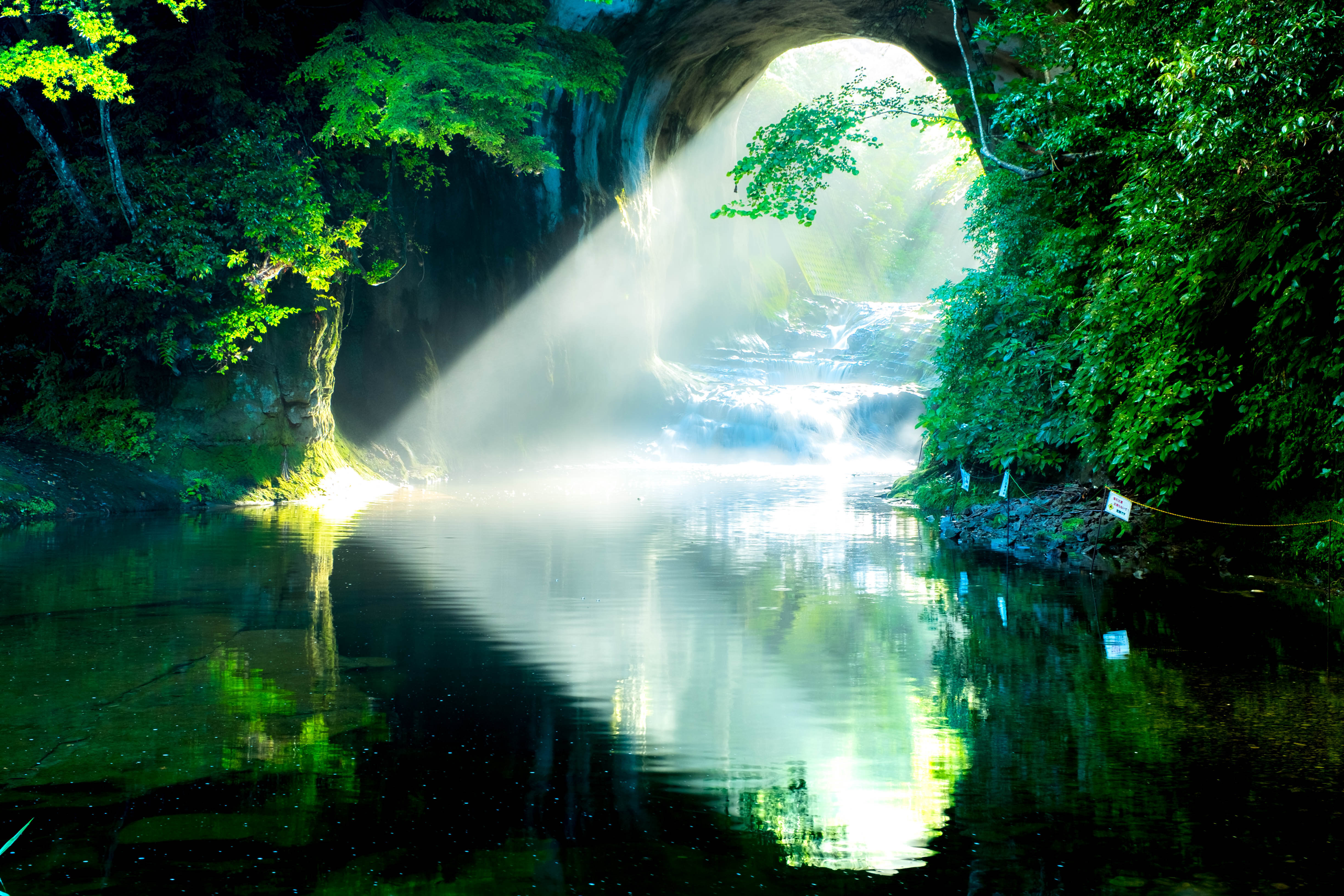 カメラマン 濃溝の滝でハート型の光芒が見れる撮影スポット