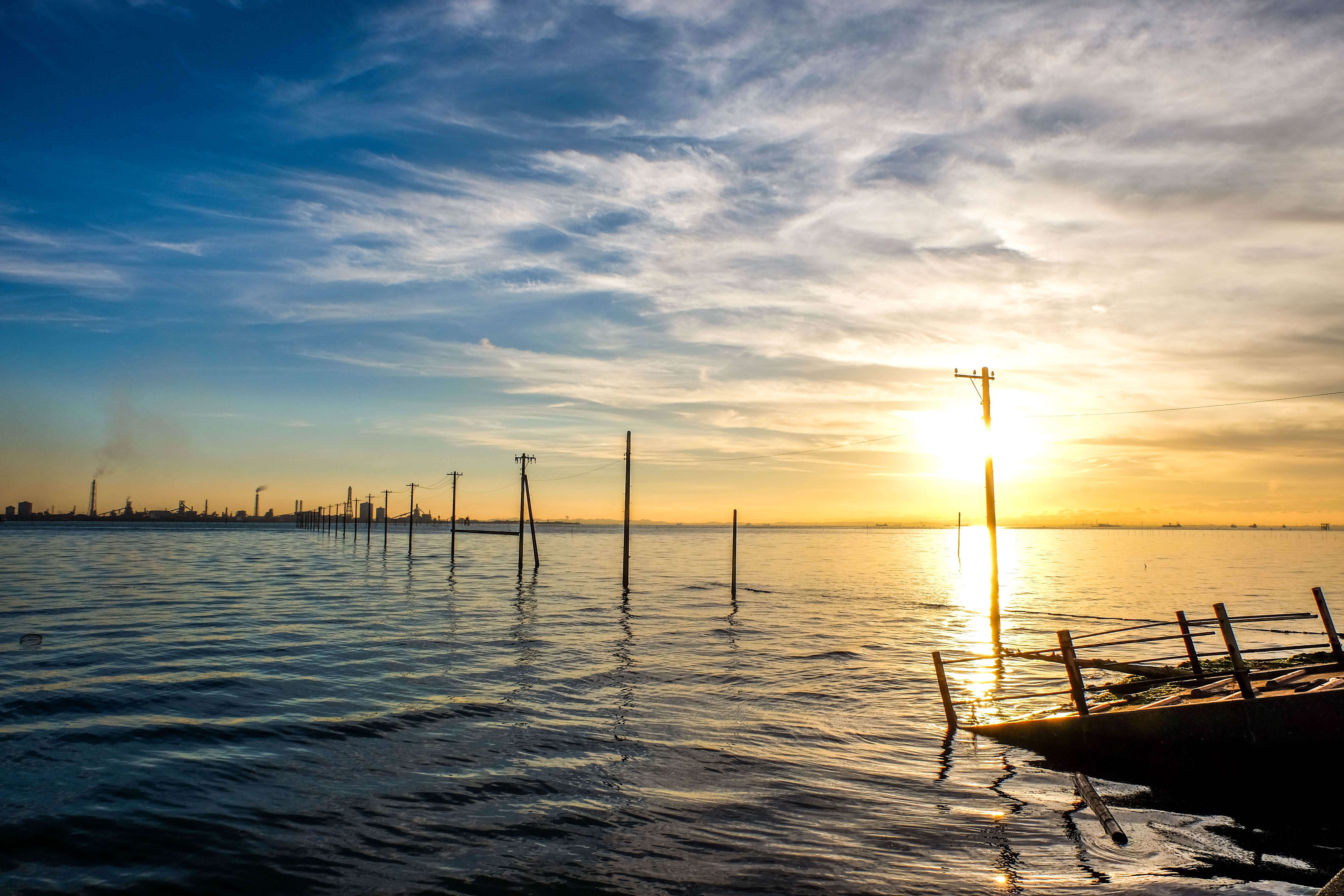 海に浮かぶ電柱が幻想的 千葉の江川海岸で海中電柱を見る