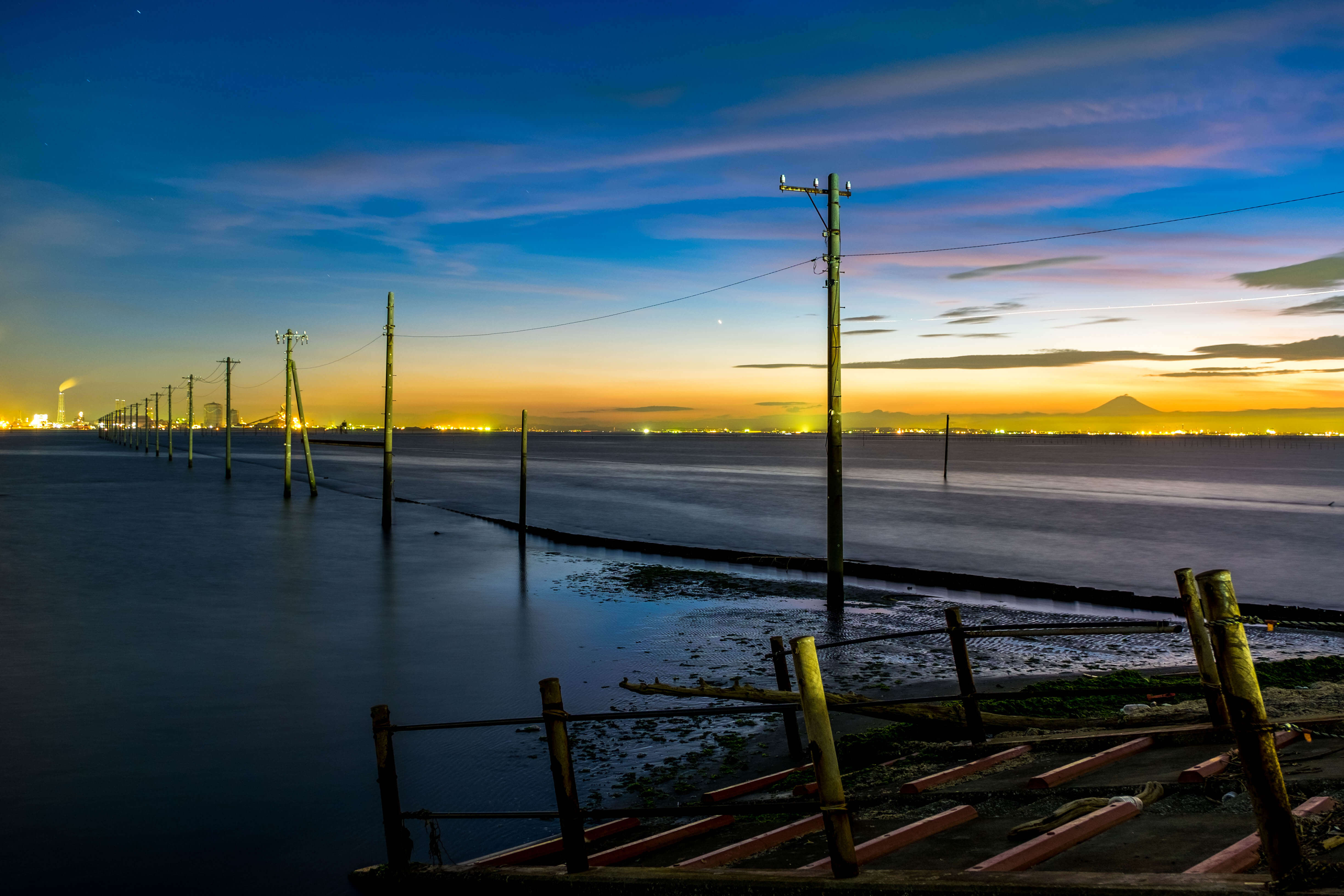 海に浮かぶ電柱が幻想的 千葉の江川海岸で海中電柱を見る